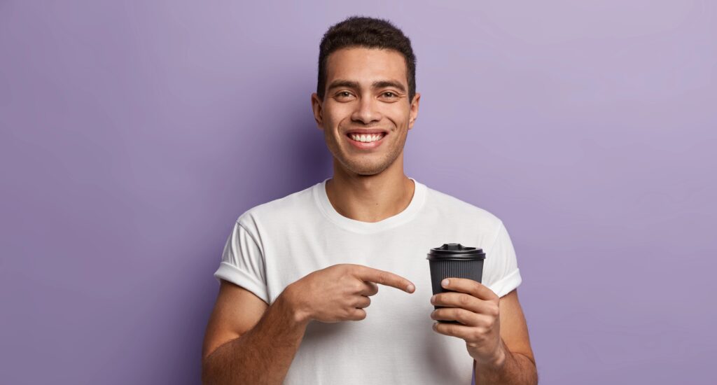 Pria minum kopi herbal untuk stamina alami dari Nexman