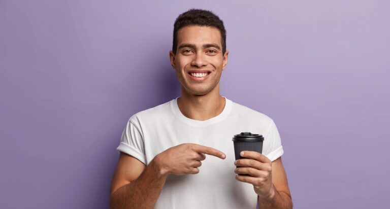 Pria minum kopi herbal untuk stamina alami dari Nexman