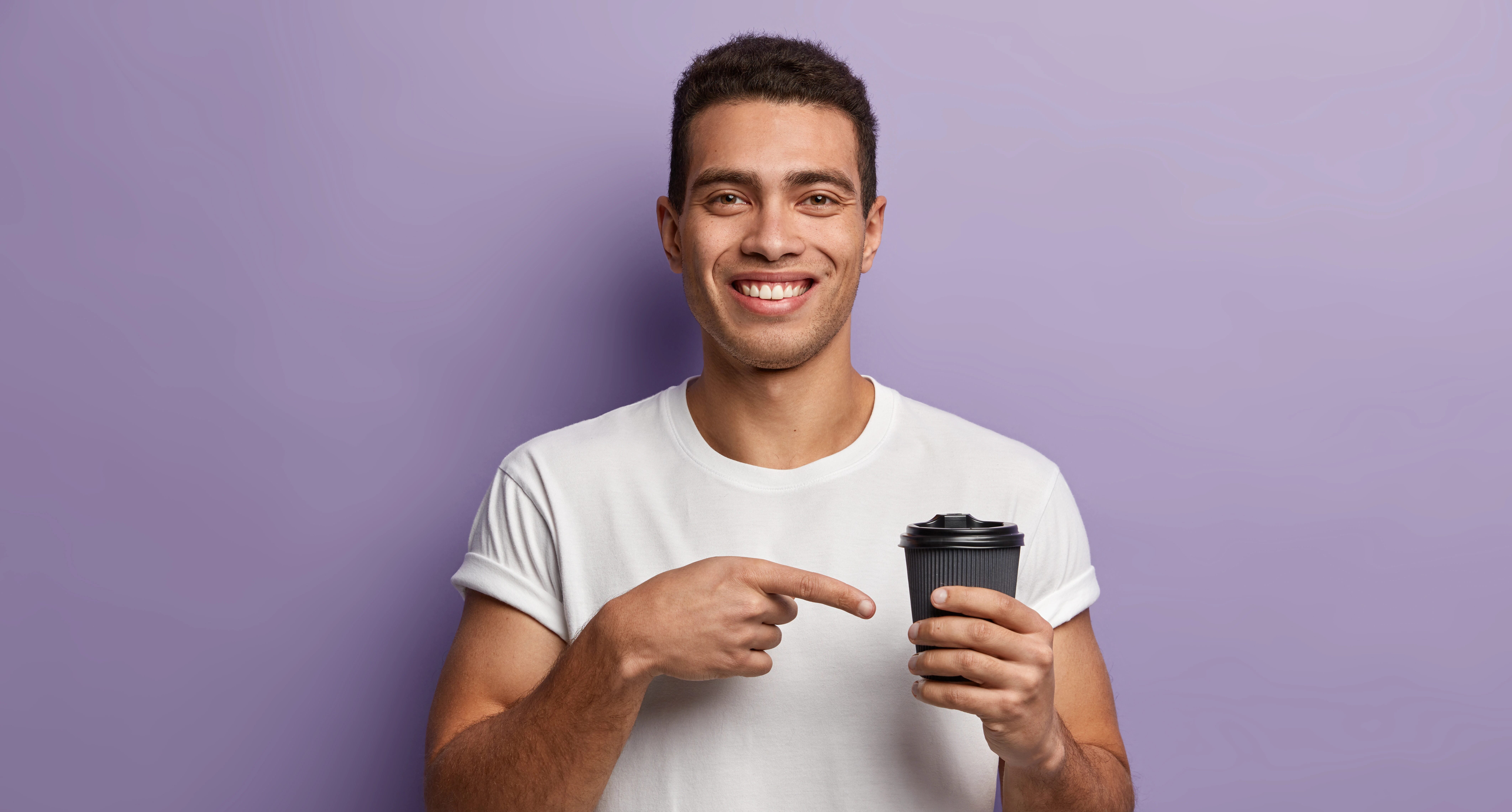 Pria minum kopi herbal untuk stamina alami dari Nexman