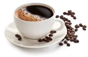 Ilustrasi dua cangkir kopi, membandingkan kopi stamina pria dan kopi biasa